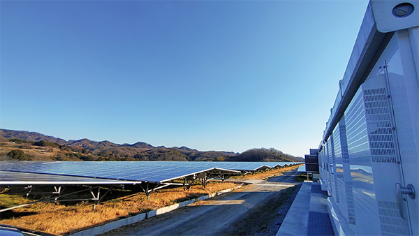 太陽光発電パネル(左)とパワコン(右)